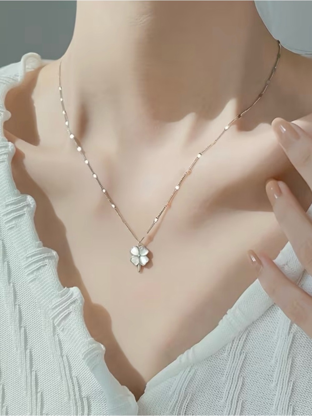 New four-leaf clover pendant necklace white mother-of-pearl silver-colored chain